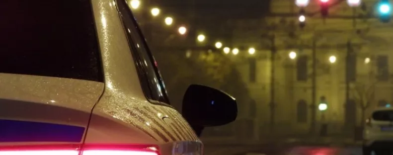 Segítségért kiabált egy 5. emeleti erkélyről a debreceni férfi: egy 33 éves nő őrizetben