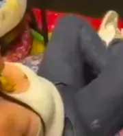 Rémisztő videó: "Ne félj" - mondta férfi, majd halálba lökte a csúszdán az édesanyát