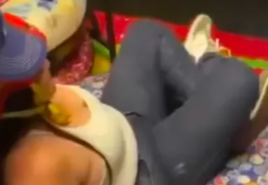 Rémisztő videó: "Ne félj" - mondta férfi, majd halálba lökte a csúszdán az édesanyát