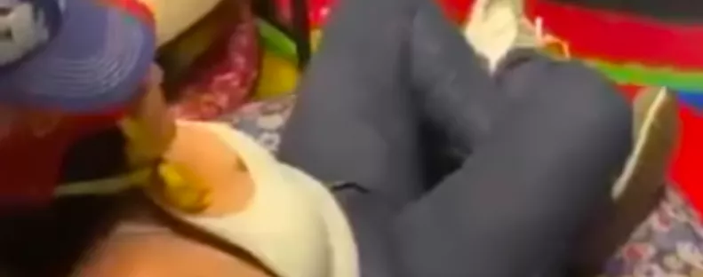 Rémisztő videó: "Ne félj" - mondta férfi, majd halálba lökte a csúszdán az édesanyát