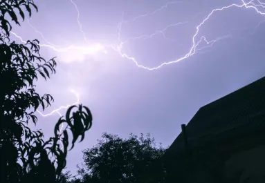 Óráink maradtak: 8 vármegyét tarolnak le a zivatarok - jéggel, széllel érkeznek