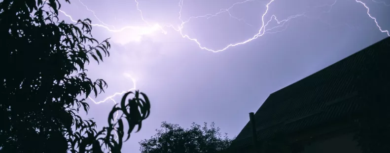 Óráink maradtak: 8 vármegyét tarolnak le a zivatarok - jéggel, széllel érkeznek