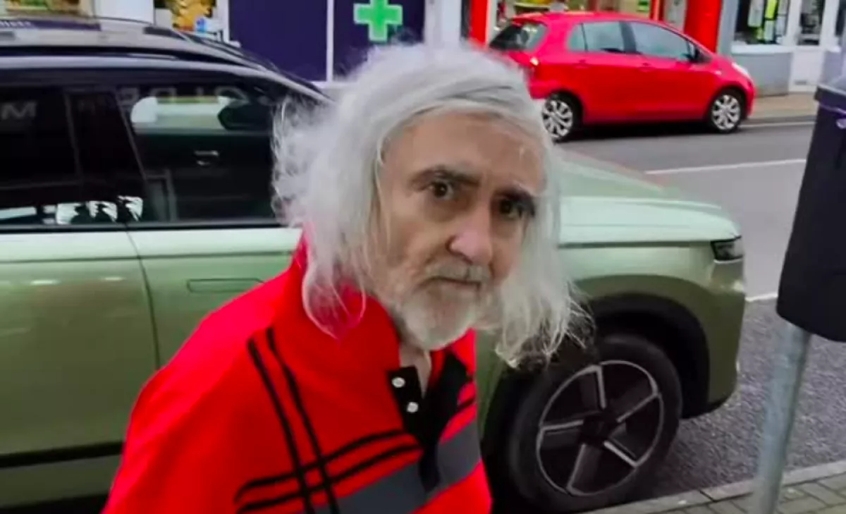 Egy idős férfit lát elsétálni a szalonja előtt a borbély: ami ezután történik, szívmelengető