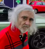 Egy idős férfit lát elsétálni a szalonja előtt a borbély: ami ezután történik, szívmelengető