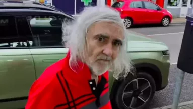 Egy idős férfit lát elsétálni a szalonja előtt a borbély: ami ezután történik, szívmelengető