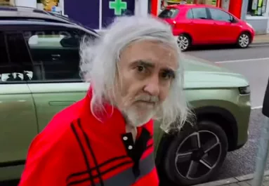 Egy idős férfit lát elsétálni a szalonja előtt a borbély: ami ezután történik, szívmelengető