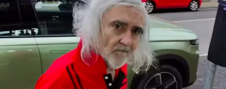 Egy idős férfit lát elsétálni a szalonja előtt a borbély: ami ezután történik, szívmelengető