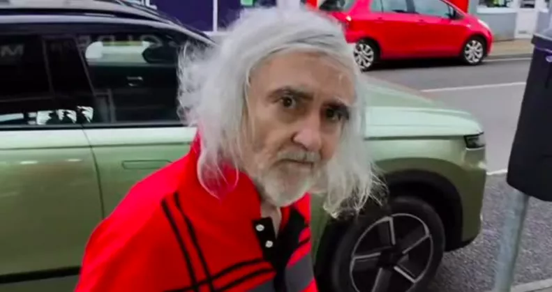 Egy idős férfit lát elsétálni a szalonja előtt a borbély: ami ezután történik, szívmelengető