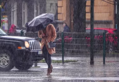 Zivatarok, apró jég és szél: 5 vármegyére frissítették a riasztást