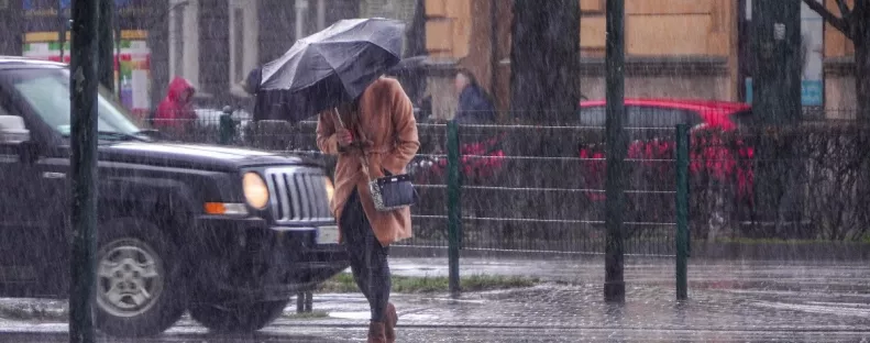 Zivatarok, apró jég és szél: 5 vármegyére frissítették a riasztást