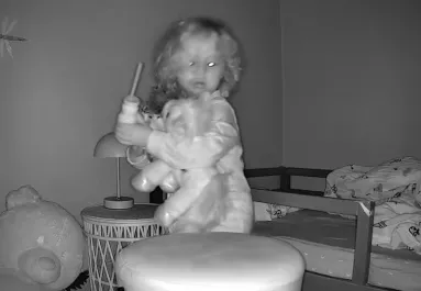 Éjszaka pakol össze a 2 éves kislány, hogy átmenjen a szüleihez: ami ezután történik, hatalmas siker