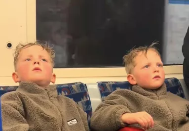 Csak a falusi életet ismerik az ikrek (5): pusztító a reakciójuk LondonraLondonba