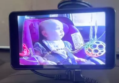 Azonnal a fékre lépett a nő, amikor meglátta a babakamerán a fiát a kocsiban: aztán kiderült az igazság