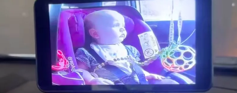 Azonnal a fékre lépett a nő, amikor meglátta a babakamerán a fiát a kocsiban: aztán kiderült az igazság