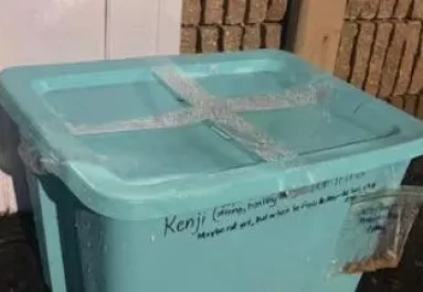 Furcsa üzenet volt a lezárt műanyag dobozon az állatorvos előtt: sokk, mi volt benne