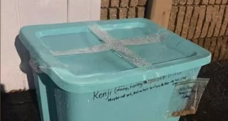 Furcsa üzenet volt a lezárt műanyag dobozon az állatorvos előtt: sokk, mi volt benne