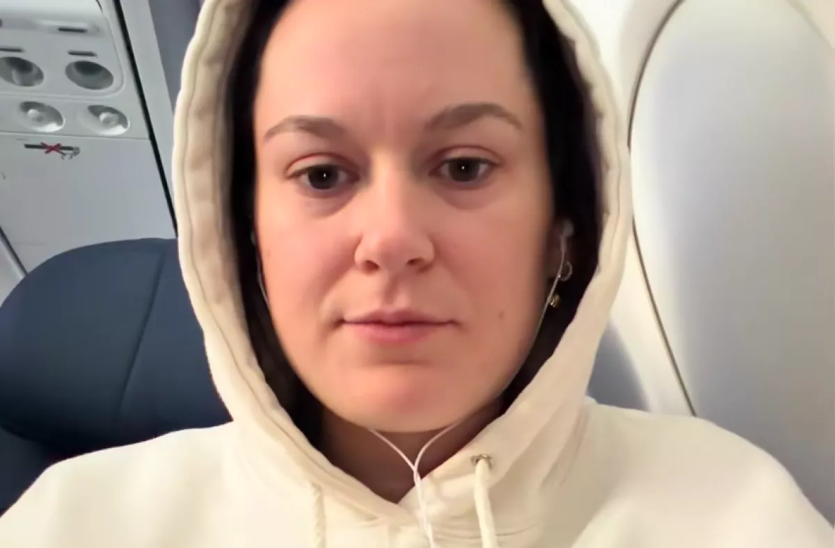 Kinyitja a chipset a nő a repülőn: amikor belenéz, nem hisz a szemének