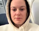 Kinyitja a chipset a nő a repülőn: amikor belenéz, nem hisz a szemének