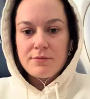 Kinyitja a chipset a nő a repülőn: amikor belenéz, nem hisz a szemének