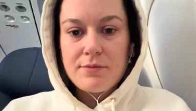 Kinyitja a chipset a nő a repülőn: amikor belenéz, nem hisz a szemének