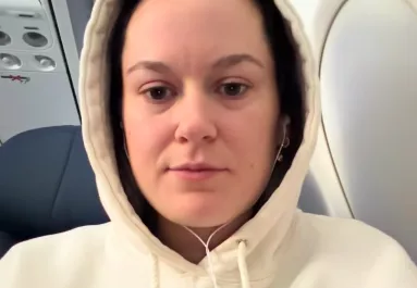 Kinyitja a chipset a nő a repülőn: amikor belenéz, nem hisz a szemének