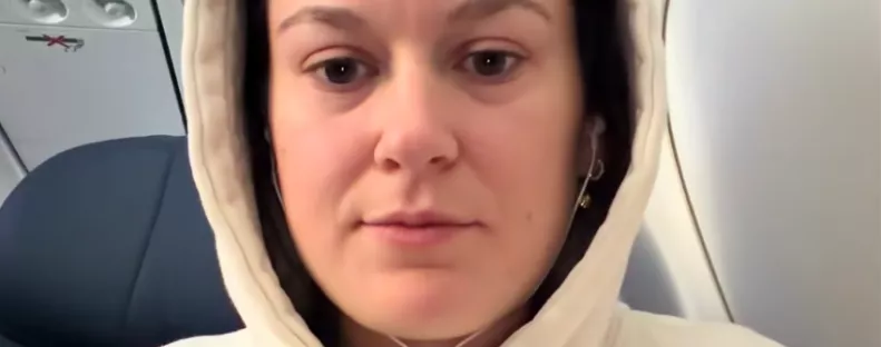 Kinyitja a chipset a nő a repülőn: amikor belenéz, nem hisz a szemének