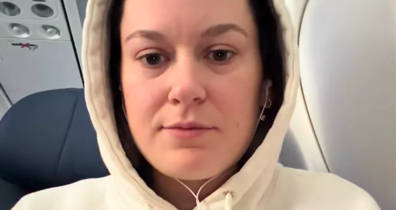 Kinyitja a chipset a nő a repülőn: amikor belenéz, nem hisz a szemének