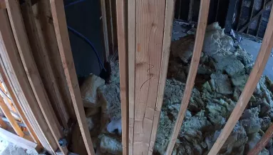 Megnézik a biztonsági kamerát a ház új tulajdonosai és rájönnek, hogy nincsenek egyedül