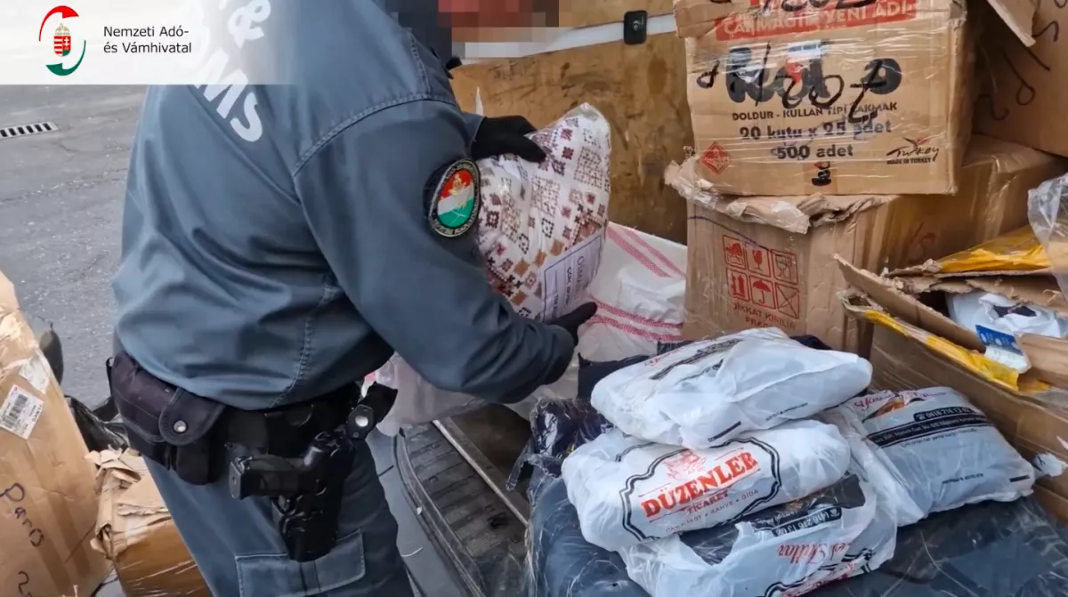 Kinyitották a pénzügyőrök az ágyneműket az M7-esen és nem hittek a szemüknek