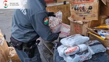 Kinyitották a pénzügyőrök az ágyneműket az M7-esen és nem hittek a szemüknek