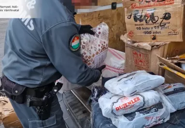 Kinyitották a pénzügyőrök az ágyneműket az M7-esen és nem hittek a szemüknek