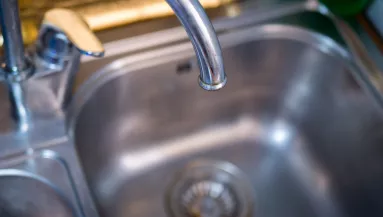 Ezért tegyél mindig egy poharat és egy darab papírt a mosogatóba nyaralás előtt