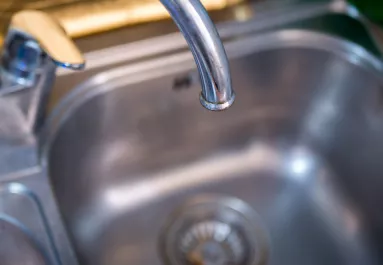 Ezért tegyél mindig egy poharat és egy darab papírt a mosogatóba nyaralás előtt