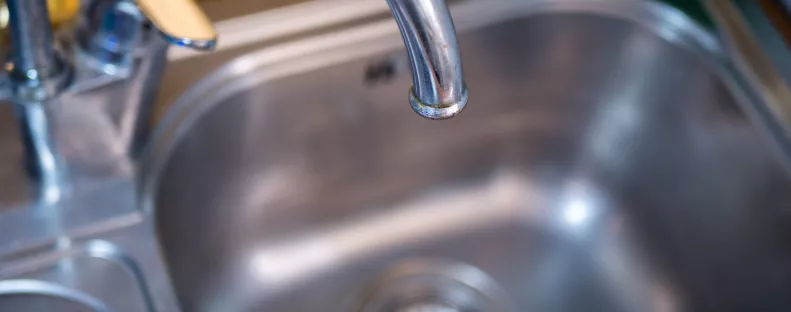 Ezért tegyél mindig egy poharat és egy darab papírt a mosogatóba nyaralás előtt