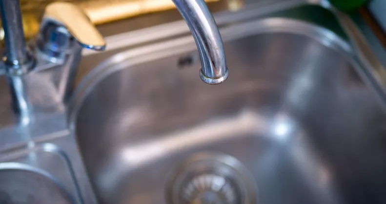 Ezért tegyél mindig egy poharat és egy darab papírt a mosogatóba nyaralás előtt