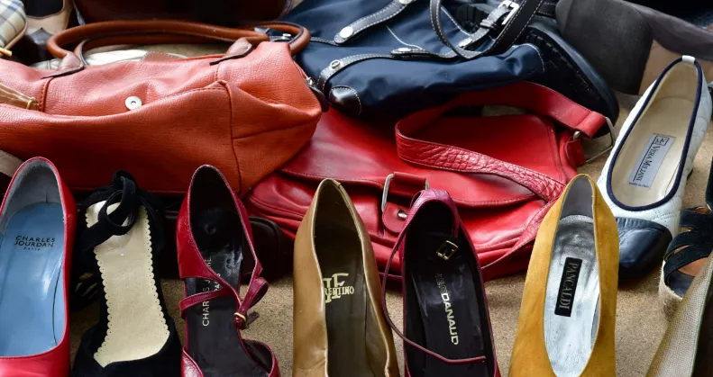 Táskát vett a turkálóban a nő: sokkolta, mit talált benne otthon