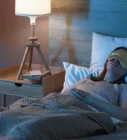 Szépségalvás a ragyogó bőrért: Miért fontos a 23 óra és éjfél közötti időszak?