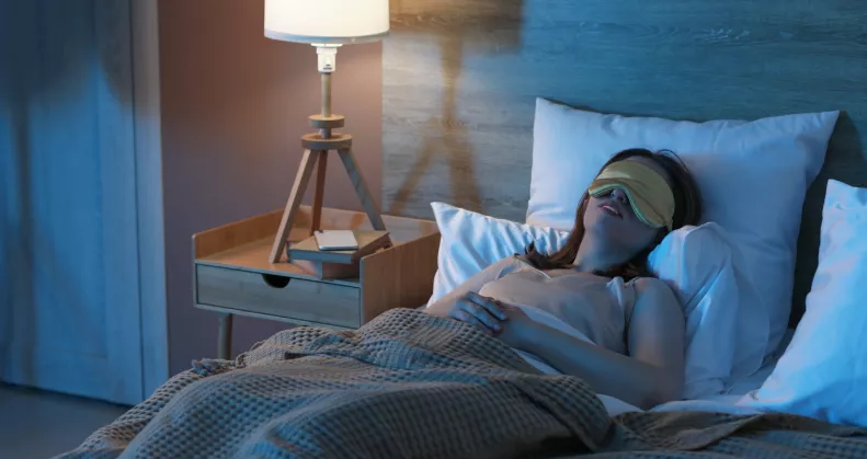 Szépségalvás a ragyogó bőrért: Miért fontos a 23 óra és éjfél közötti időszak?