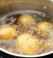 Rekordidő alatt hámozod meg a krumplikat a jégtrükkel