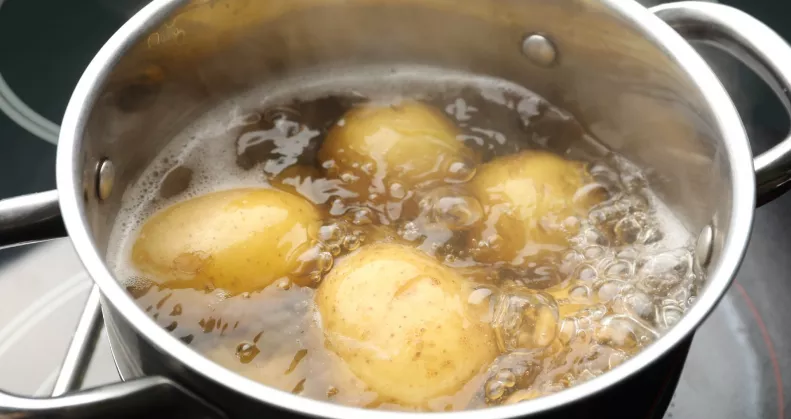 Rekordidő alatt hámozod meg a krumplikat a jégtrükkel