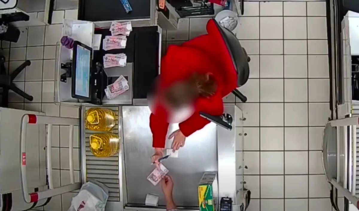 Úgy beforgatta a pár a pénztárost Kecskeméten és Balatonlellén, hogy százezrek tűntek el