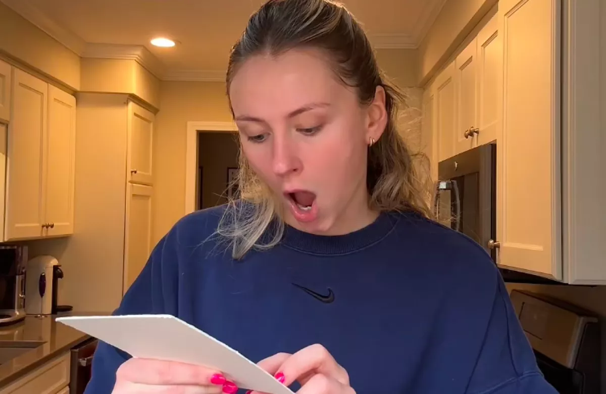 Ellenőrzi az esküvői meghívókat a menyasszony: és nem hisz a szemének