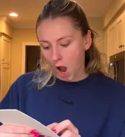 Ellenőrzi az esküvői meghívókat a menyasszony: és nem hisz a szemének