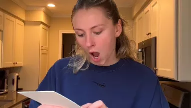 Ellenőrzi az esküvői meghívókat a menyasszony: és nem hisz a szemének