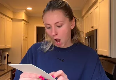 Ellenőrzi az esküvői meghívókat a menyasszony: és nem hisz a szemének