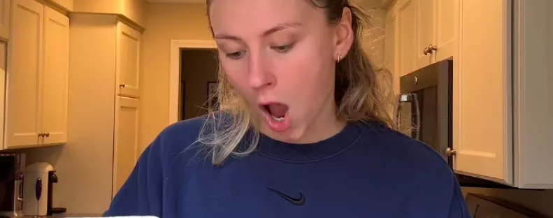 Ellenőrzi az esküvői meghívókat a menyasszony: és nem hisz a szemének