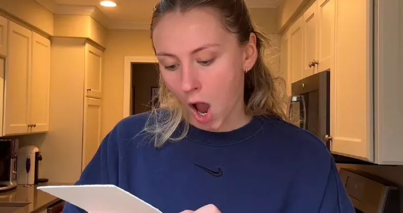 Ellenőrzi az esküvői meghívókat a menyasszony: és nem hisz a szemének