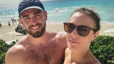 Rémálomba torkollott a nászút: Holtan találták a férfit a tengerparton