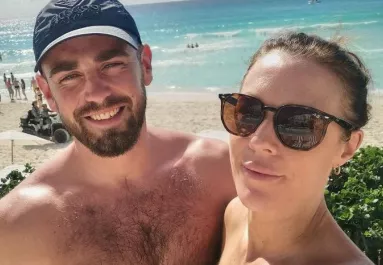 Rémálomba torkollott a nászút: Holtan találták a férfit a tengerparton