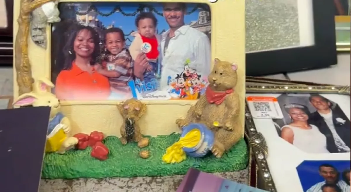 Régi képeket talál a nő a turkálóban: leesik az álla, kit lát meg rajtuk